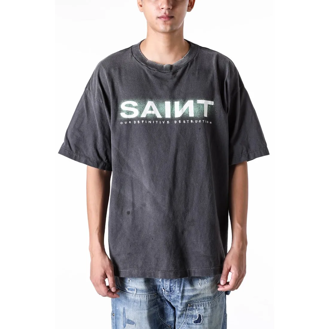 SAINT MXXXXXX SAINT SS TEE/BLK Green SAINT BOX LOGO short sleeves Washed black S-XL Look for cylindrical fabrics without side seams. Don’t buy open ones anymore. It’s boring. Assute garments are dyed. The whole piece is sprayed with horse-hair spray. Then spray it again to fade. The collar and cuffs are frayed. Many places are damaged. Authentic grade printing is restored. Accessories are complete. With little angel anti-counterfeiting label.